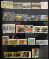 Delcampe - **, O Közel 500 Főleg Bélyegzett Külföldi Bélyeg, Benne Sok Modern Ausztrália, 16 Fekete Berakólapon, Gyűrűs Borítóban - Sonstige & Ohne Zuordnung