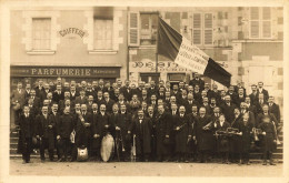Delcampe - Contres * RARE Carte Photo * Groupe Fanfare Orchestre Devant La Parfumerie Coiffeur Et Le Débit De Vin GOURD... - Contres