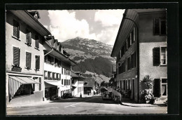 AK Frutigen, Auf Der Dorfstrasse Mit Hotel Adler Gegen Das Gehrihorn - Frutigen