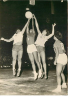 BASKET- BALL  Rencontre Entre Les équipes Tchecoslovaque Et Chinoise - Basketball