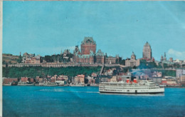 Delcampe - CPSM Petit Format The Quebec Waterfront And Skyline Showing A Saguenay - Château Frontenac - MON05 - Sonstige & Ohne Zuordnung