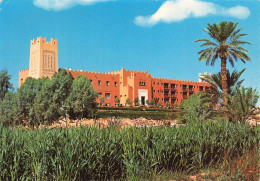 MAROC - Erfoud - Grand Hôtel Du Sud - Bâtiment - Tour - Entrée - Drapeau - Palmiers - Pelouse - Carte Postale - Verzamelingen & Kavels