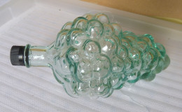 Vintage - Petite Bouteille En Forme De Grappe De Raisin. En Verre Moulé Transparent. - Autres & Non Classés