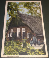 Delcampe - Overijssel - Klederdracht - Staphorst - Poseren Voor Staphorster Woning - Kruidhof Cafe Rouveen - Huisman - Otros & Sin Clasificación