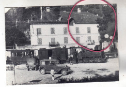 Delcampe - PHOTO LOCOMOTIVE A VAPEUR TRAIN LOCOMOTIVE ET VOITURE ANCIENNE A IDENTIFIER - Ternes