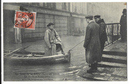 Delcampe - 94   Maison Alfort -  La Crue De La Seine  Janvier 1910 -  Un Vicaire De Maison Alfort Prete Son Concours Aux Sauveteurs - Maisons Alfort