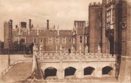 B127 England Hampton Court Palace West Front And Moat Bridge Postcard - Hampton Court