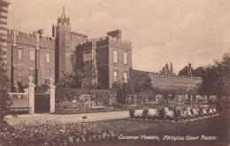 B127 England Hampton Court Palace Summer Flowers Postcard - Hampton Court