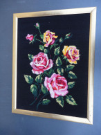 CANEVAS ENCADRE BRODERIE VINTAGE ROSES SUR FOND NOIR 51 X 39,5 Cm - Andere & Zonder Classificatie