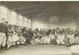 Delcampe - Themes Div-ref-XX970- Militaria - Carte Photo Militaires Dans  Un Hangar - - Manöver
