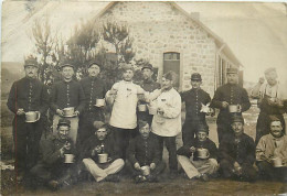Delcampe - Themes Div-ref-XX966- Militaria - Carte Photo Groupe De Militaires à La Soupe - - Manöver