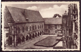 Delcampe - CP " Laon " Gargouilles De La Cathédrale Et Cour Du Palais De Justice - Laon