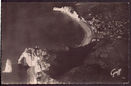 Delcampe - CP " Etretat " Vue Aérienne Les Falaises, L'aiguille, La Porte Et La Plage - Etretat