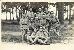 Delcampe - Themes Div-ref-XX947- Militaria -carte Photo Groupe Militaires  Dans Un Bois - N° 21 Sur Cols - - Manöver