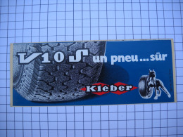 Delcampe - AUTOCOLLANT  Stickers,   V 10 S KLEBER Un Pneu Sur  ( Chien Voiture ) - Autocollants