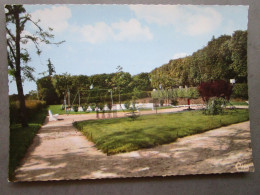 Delcampe - CP 86 Vienne  LUSIGNAN  - Le Terrain De Jeux Pour Les Enfants Dans Le Jardin Public Portique , Square , Parc   Vers 1960 - Lusignan