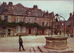 Delcampe - Locronan   G84      CPM  10X15        Son Puits, L'ancienne Maison De La Compagnie Des Indes ( Défaut ) - Locronan