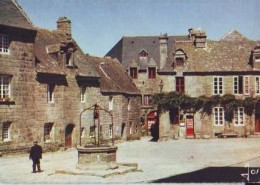 Delcampe - Locronan   G102      CPSM  10X15        Le Bas De La Place - Locronan