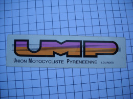 Delcampe - AUTOCOLLANT  Stickers , UMP  UNION MOTOCYCLISTE PYRENEENNE  Lourdes 65    Moto - Autocollants