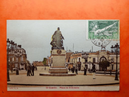 Delcampe - CPA (02)  SAINT QUENTIN. Place Du 8 Octobre.     (Bt-15. 024) - Saint Quentin