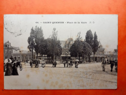 Delcampe - CPA (02)  SAINT QUENTIN. Place De La Gare.      (Bt-15. 028) - Saint Quentin