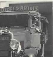Delcampe - PHOTO ORGINALE CAMIONNETTE DE LIVRAISON A IDENTIFIER ENTETE BIERES ARTOIS CHAUFFEUR AVEC CHAPEAU ENTREPOT ET FUTS - Professions