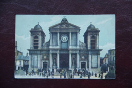 Delcampe - 78 - VERSAILLES : Notre DAME, Une Sortie De Messe - Versailles