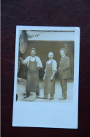 Delcampe - Carte Photo De 3 Hommes Devant Des Tonneaux - Fotografie