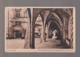 Delcampe - 63 - Riom - Cour De L'Hôtel De Ville, Ancien Hôtel Peret Robertet - Circulée En 1950 - Riom