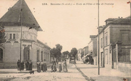 Delcampe - 95 - BEZONS - S08549 - Ecole De Filles Et Rue De Pontoise - En L'état Trous - Bezons