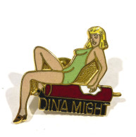 Delcampe - PINS PIN'UP DINA MIGHT /  MERCE24/1 - Pin-ups