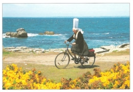Delcampe - Bretagne : Pas Facile De Garder La Coiffe Droite ! - Photo  Daniel Sainthorant - [bretonne à Vélo - Bigoudène] - Bretagne