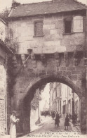 Delcampe - CPA - Jonzac - Rue Porte De Ville ( XVe Siècle ) - Vieux Pont Levis - Jonzac