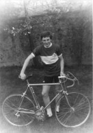 Delcampe - Photographie D 'un Garçon Avec Un Vélo De Course - Cyclisme