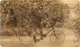 Delcampe - Photographie Sur Carton D'un Garçon Sur Un Vieux Tricycle, Superbe - Cyclisme