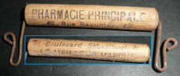 Delcampe - Ancienne Poignée Porte-Sacs Publicitaire En Bois Et Métal Pharmacie Principale Paris - Autres & Non Classés