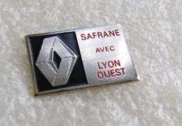 Delcampe - PIN'S    RENAULT   SAFRANE  AVEC LYON OUEST - Renault