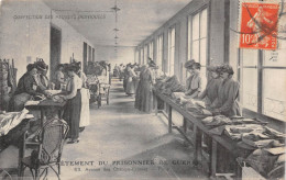 Delcampe - PARIS - 8ème Arrond - Avenue Des Champs Elysées - Vêtement Du Prisonnier De Guerre - Confection Des Paquets Individuels - Paris (08)