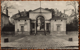 Delcampe - 53 : Laval - Entrée De La Préfecture - Animée : Petite Animation - CPSM Format CPA - (n°31148) - Laval