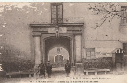 Delcampe - 38. VIENNE. CPA . ENTREE DE LA CASERNE D'INFANTERIE - Vienne