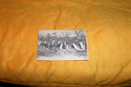 Delcampe - CARTE POSTALE ANCIENNE NON CIRCULEE DATE ?../ COUTUMES, MOEURS ET COSTUMES BRETONS.- L'ARRACHAGE DES POMMES DE TERRE.. - Bretagne