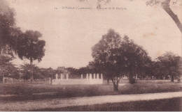 Delcampe - CAMEROUN(DOUALA) KIOSQUE(ARBRE) - Kamerun