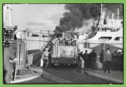 Delcampe - Almada - Cacilhas - REAL PHOTO - Bombeiros Combatendo O Fogo No Navio - Barco - Paquete - Portugal - Setúbal
