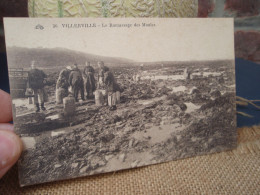 Delcampe - Cpa VILLERVILLE Le Ramassage Des Moules, Non écrite - Villerville