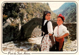 Delcampe - CPM - VALLS D'ANDORRA - Pont De Sant Antoni (couple D'enfants Costumés) …Edition A.P.A - Andorra