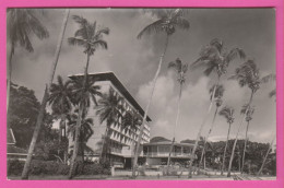 Delcampe - GUINÉE FRANÇAISE - CONAKRY - "HÔTEL DE FRANCE" - VUE GÉNÉRALE - CPM Petit Format En Noir Et Blanc - Französisch-Guinea