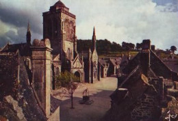 Delcampe - Locronan   G103      CPSM  10X15        Ensemble De La Place. L'église Et Les Viilles Maisons Des Tisserands. - Locronan