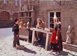 Delcampe - Locronan   G118      CPSM  10X15         Job Sculpteur Breton ( Défaut ) - Locronan