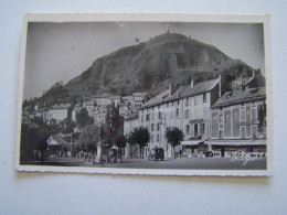 Delcampe - MURAT. CANTAL. LES COMMERCES. LES MAGASINS. LES VOITURES. LES MONUMENTS. PLACE DE L'HOTEL-DE-VILLE. 100_6799GRT - Murat