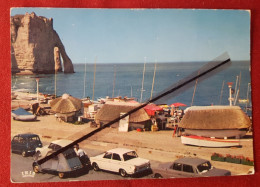 Delcampe - CPM - Etretat - Les Caloges Et Les Falaises -( Voitures Anciennes) - Etretat